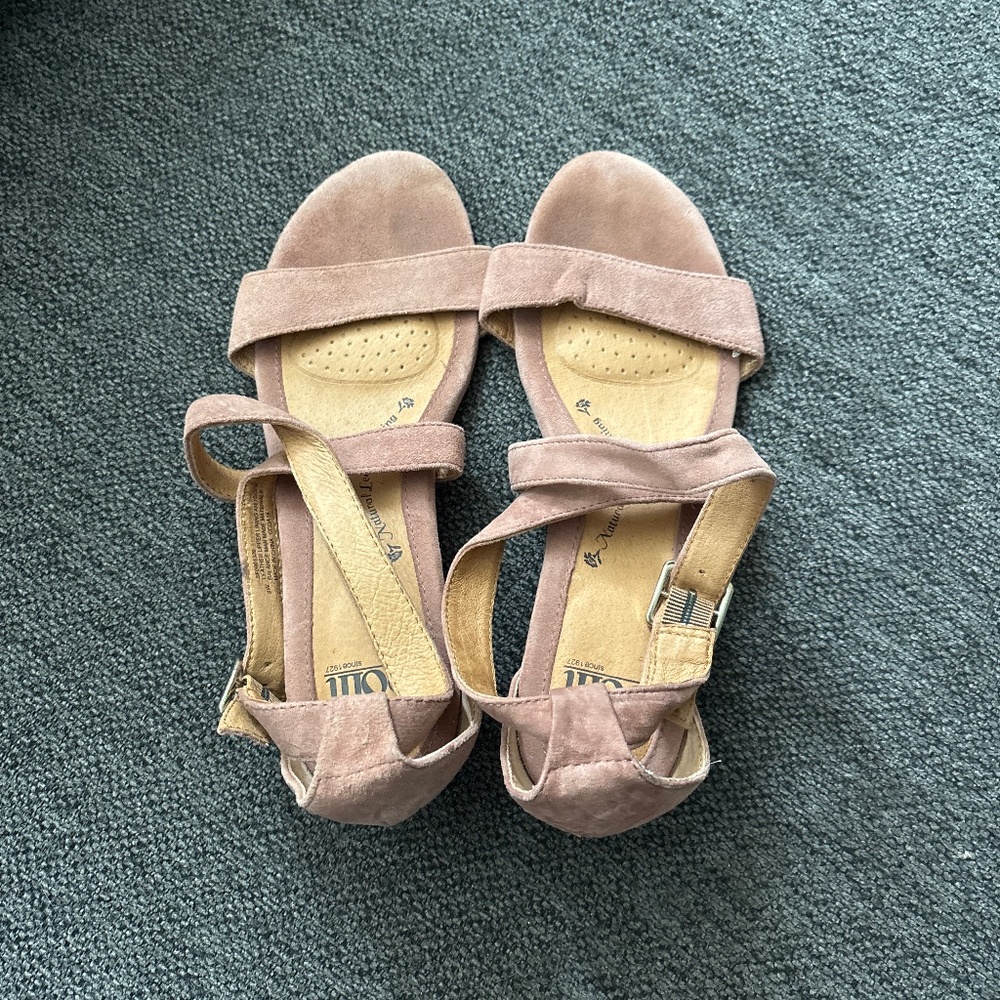 Sofft light pink heeled sandal